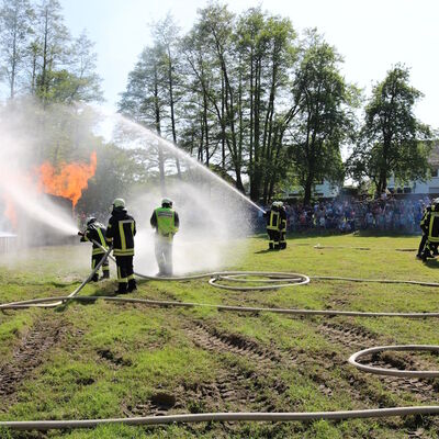 Bild vergr&ouml;&szlig;ern: Das Dorf von Wicki brennt nieder